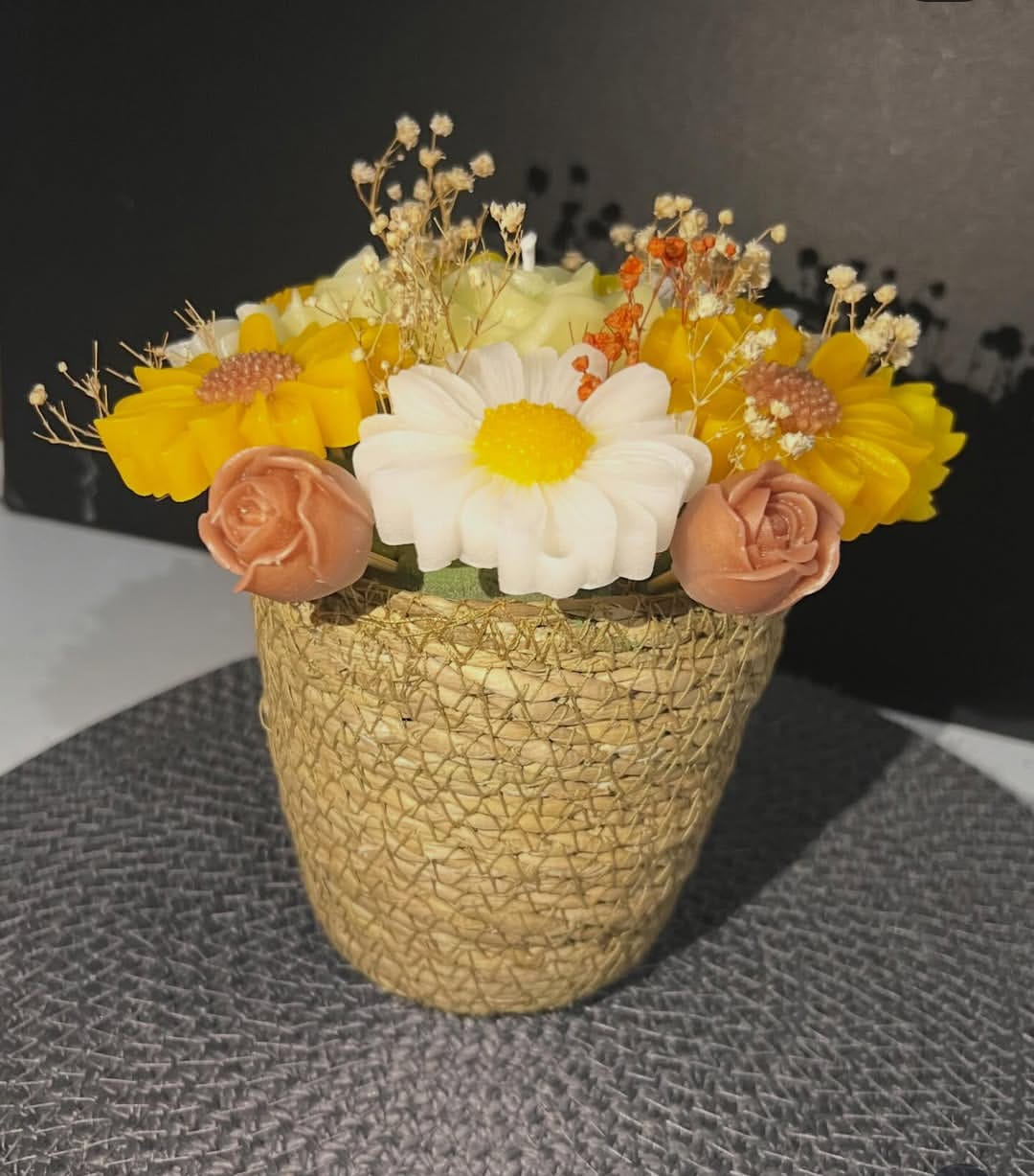 El Yapımı Dekoratif Çiçek Aranjmanı – Hasır Saksı