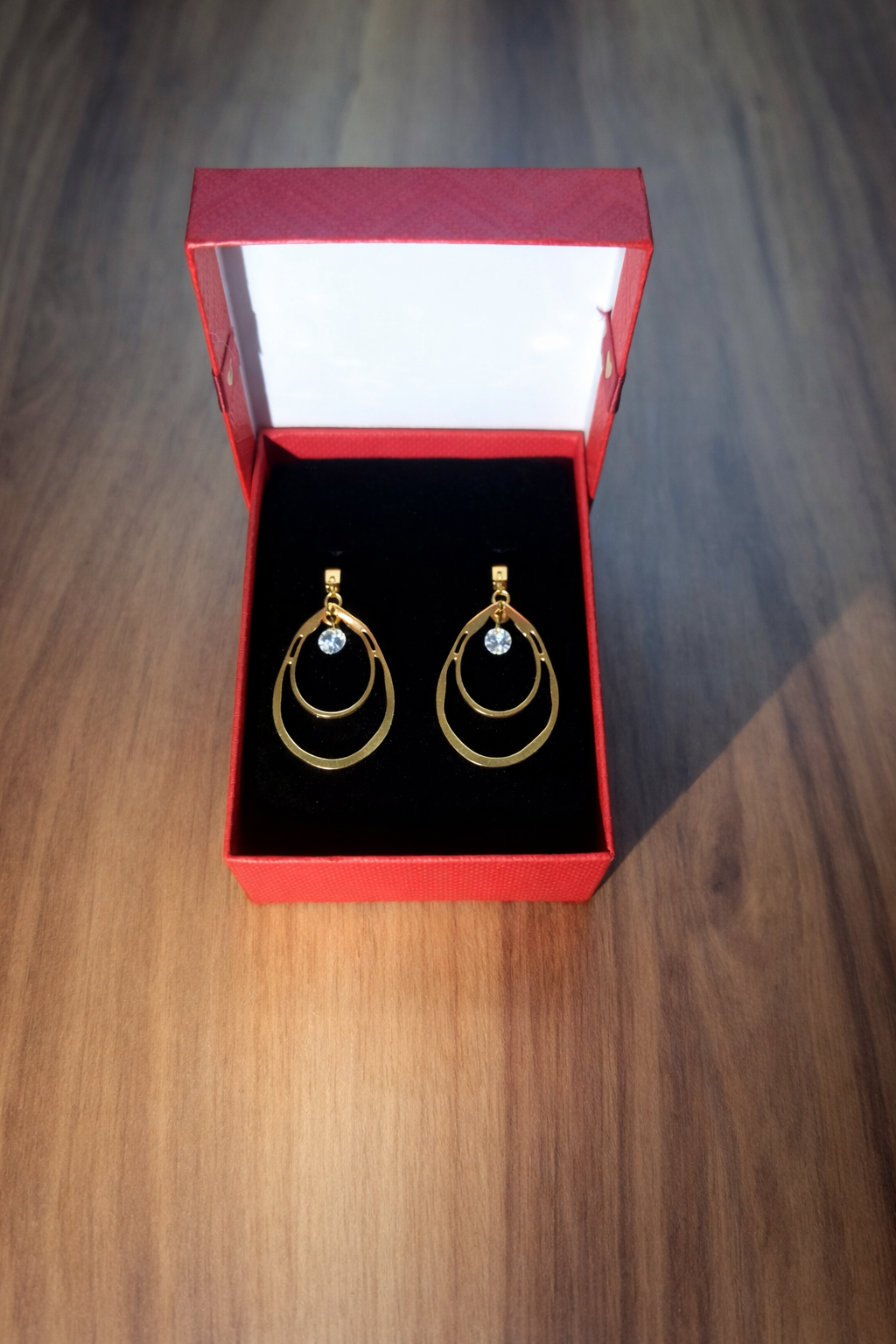 Altın Tonlu İç İçe Damla Tasarım Taşlı Küpe – Şık Hediye Kutulu