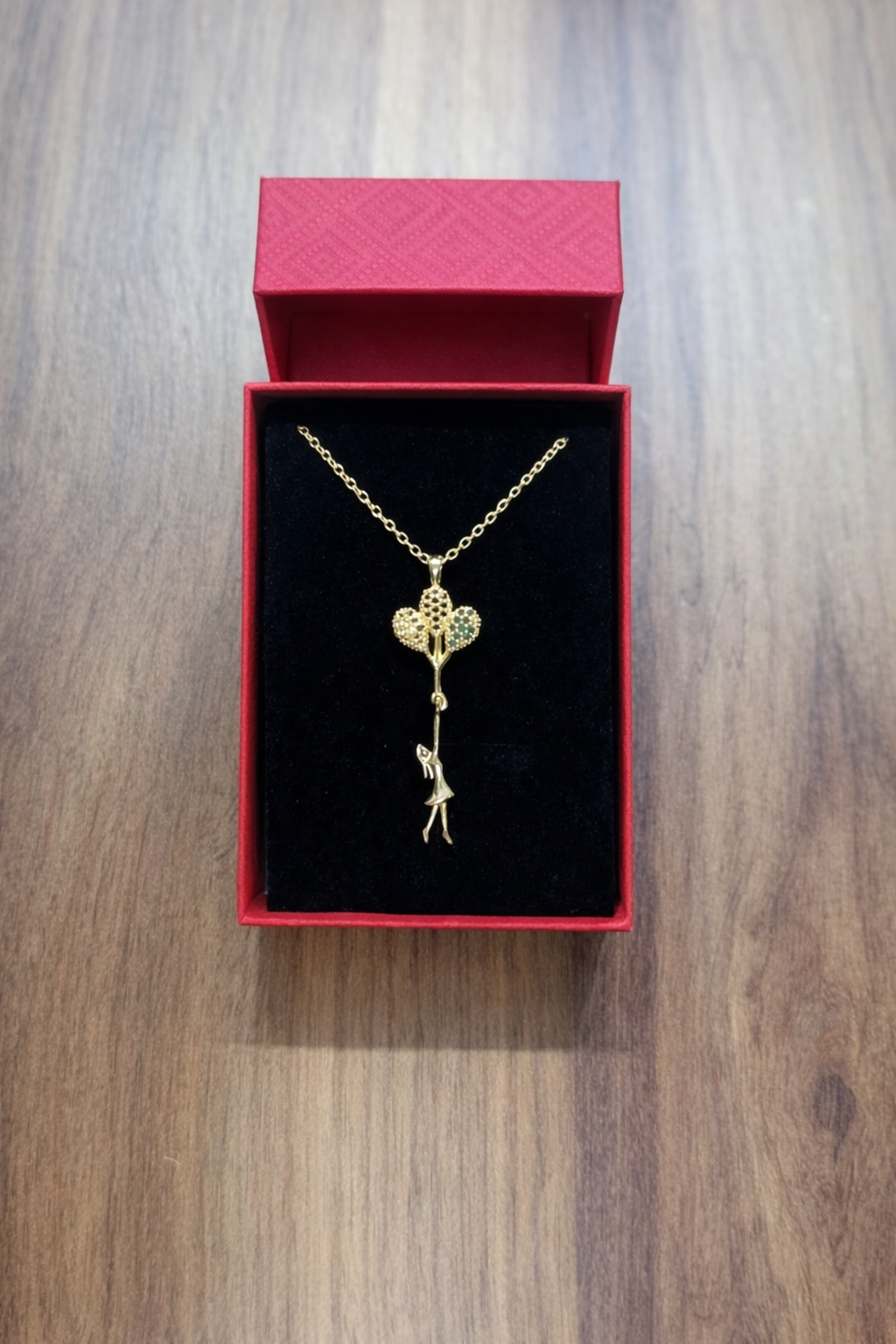 Altın Tonlu Kalp Balonlu Kız Figürlü Kolye – Zarif & Anlamlı Tasarım