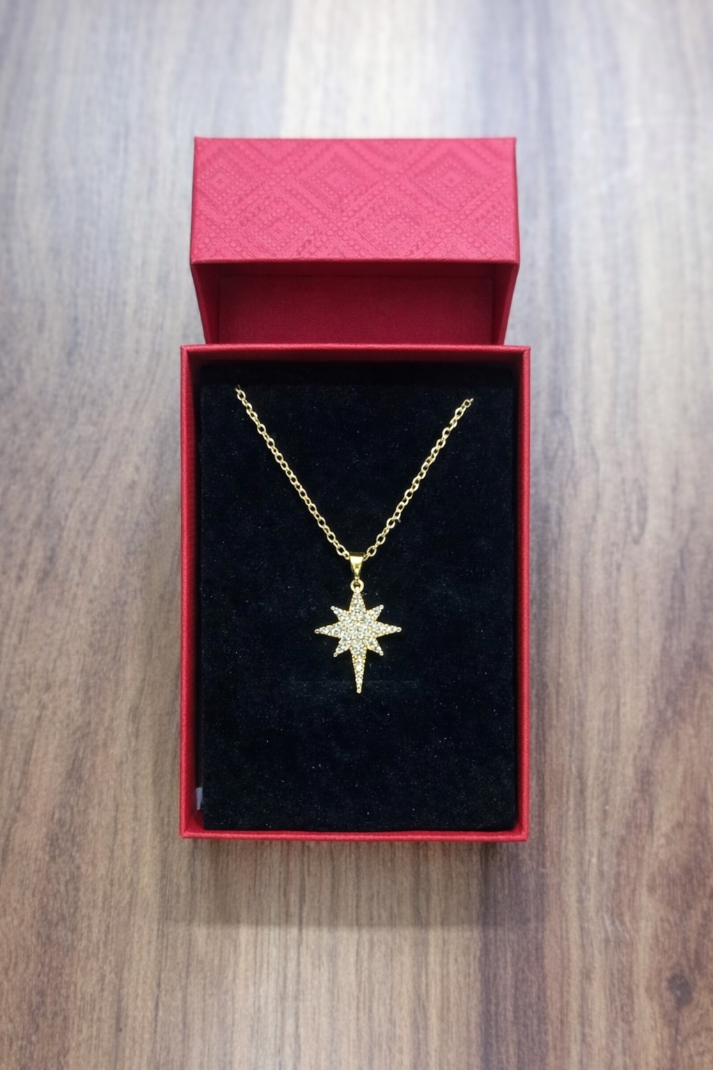 Altın Tonlu Taşlı Yıldız Kolye – Işıltılı & Zarif Tasarım