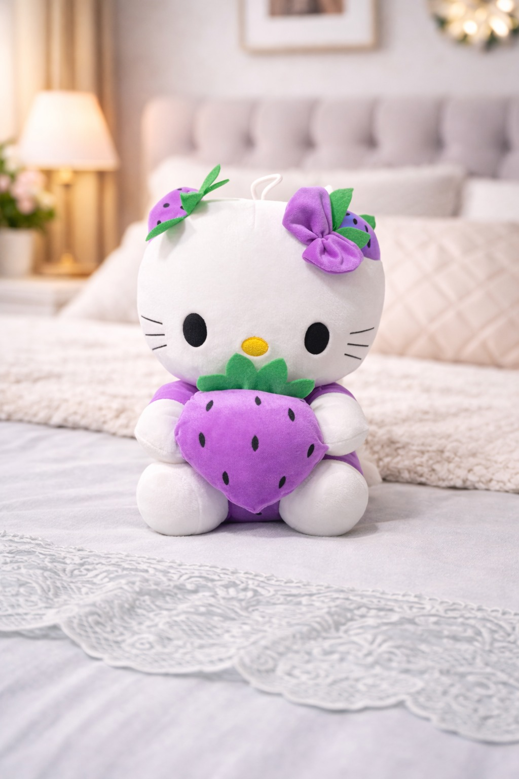 Çilekli Sevimli Kedi Peluş Oyuncak – Yumuşak Dokulu Dekoratif Oyuncak