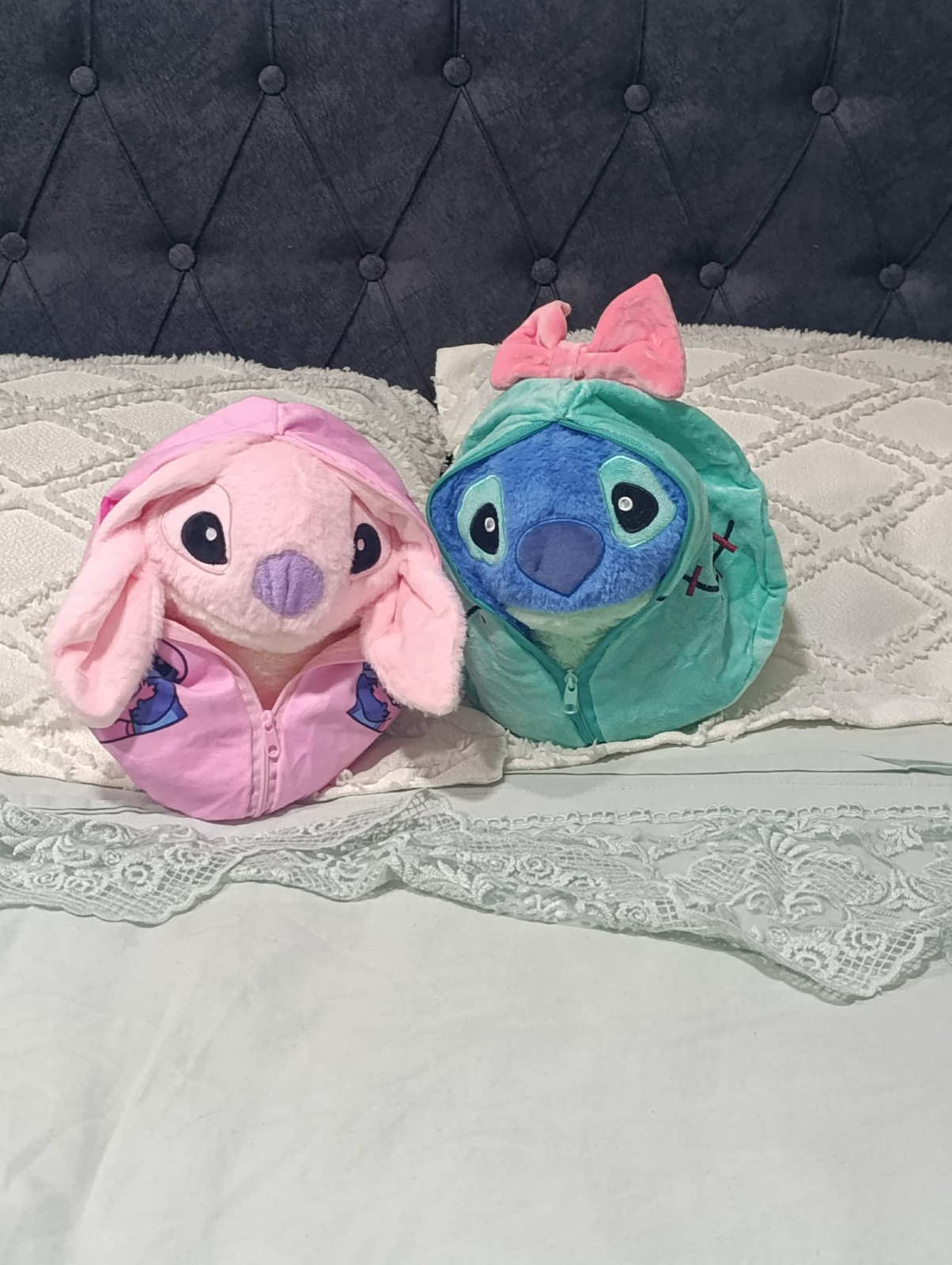 SEVGİLİNİ MUTLU ET Stitch Temalı Peluş Yastık – Fermuarlı Dönüşebilen Sevimli Dekoratif Yastık (2 Model)
